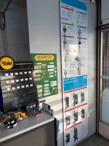 Výroba klíčů – stojan Yale a FAB v prodejně Zámečnictví Modřany